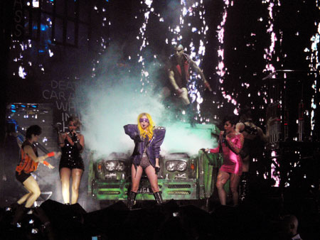 Леди Гага исполняет Glitter&amp;Grease