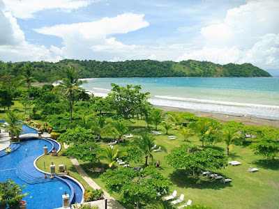 Playa Jaco : plage sur côte maritime.