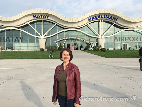 uçaktan inmiş yürüyerek Hatay havaalnına giderken