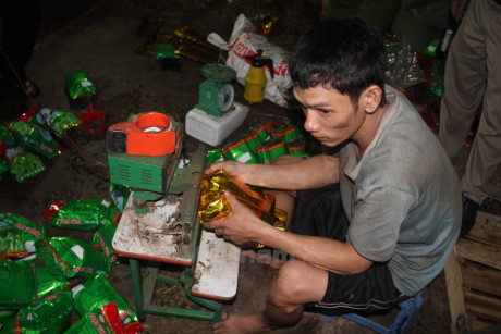 Bat qua tang doanh nghiep phun hoa chat tao mui len hang tan tra - Anh 4