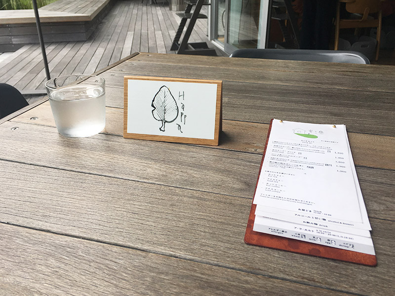 表参道のアート系複合施設SPIRAL5階にあるカフェ『家と庭』のテラス席