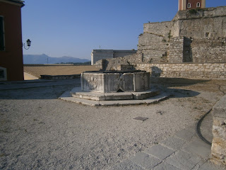 το βενετσιάνικο πηγάδι στο παλαιό φρούριο της Κέρκυρας