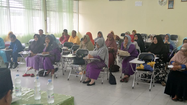 Para Guru Berdiskusi dengan Tim Literasi Inprasa