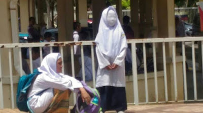 Foto 2 Siswi Menunggu Jemputan Ini Bikin Heboh Netizen. Serem..!!!  