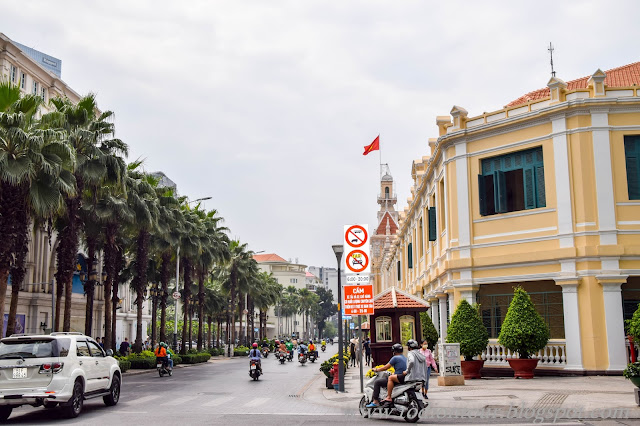 Rathaus und Verkehr in Ho-Chi-Minh-Stadt