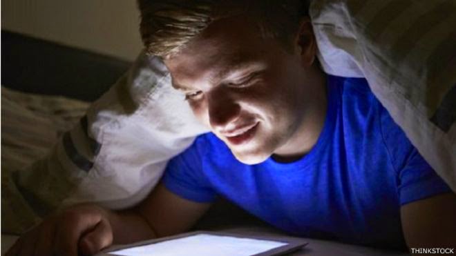 أطباء يحذرون: القارئ الإلكتروني يضر بالنوم والصحة