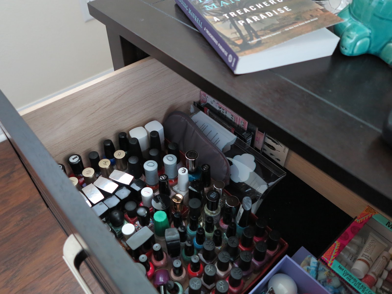 How I organize my nail polish & BUTTER LONDON NAIL POLISH GIVEAWAY!