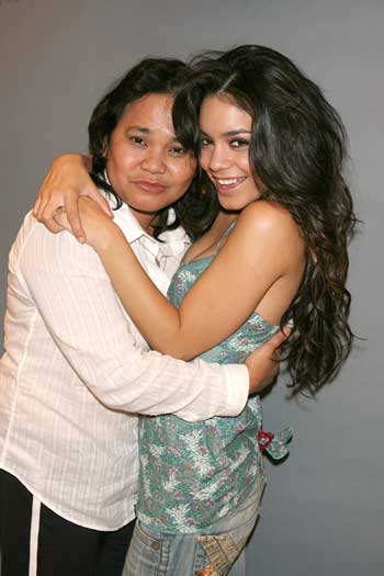 Ardente mente: vanessa hudgens mother
