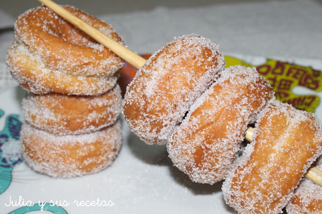 http://www.juliaysusrecetas.com/2013/03/roscos-fritos-de-la-abuela-mercedes-con.html