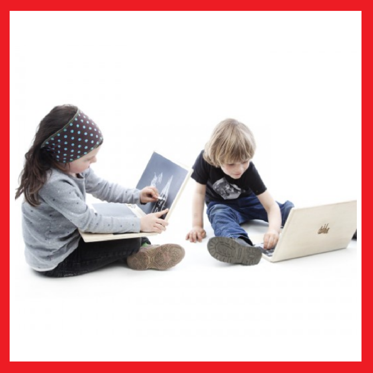 Déjà entrain de travailler sur un ordi portable ! I-Wood l'ordinateur en bois spécial pour les enfants connectés.