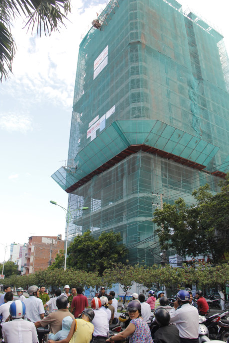 Rơi giàn giáo, tắc đường nghiêm trọng - Ảnh 2 Roi gian giao, tac duong nghiem trong - Anh 2