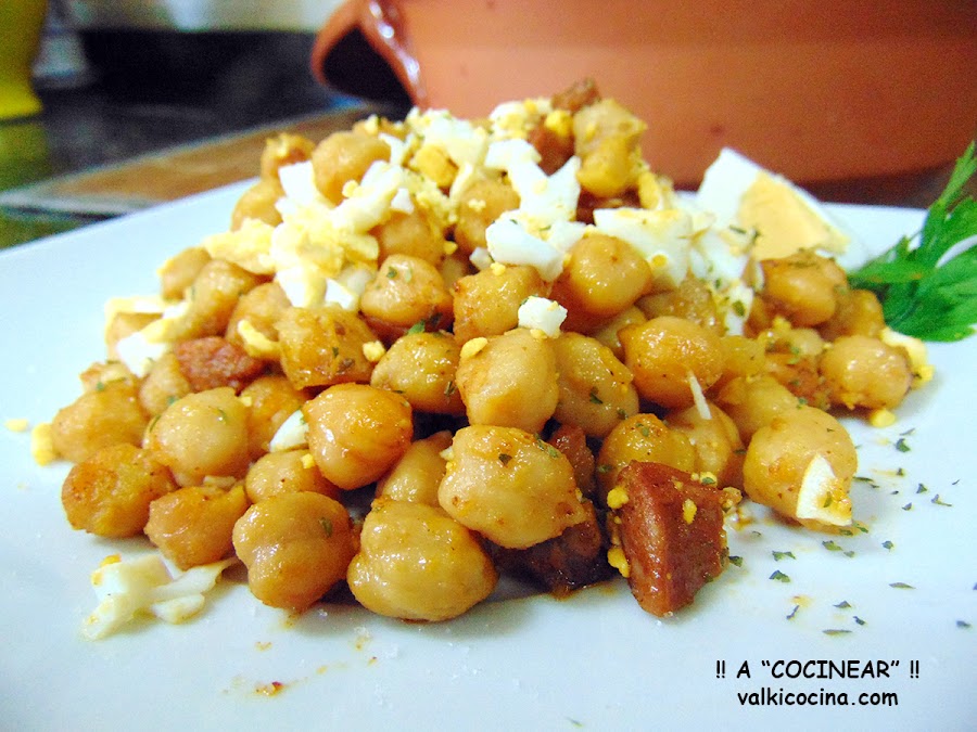 Garbanzos fritos con chorizo