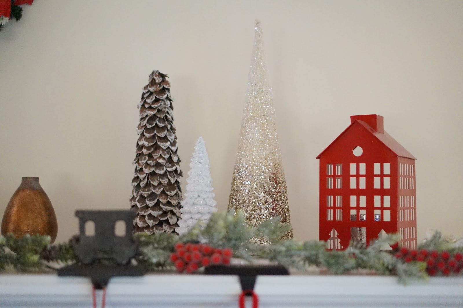 MINI HOME TOUR | CHRISTMAS HOME DECOR IDEAS by North Caroline style blogger Rebecca Lately