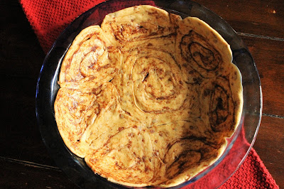 Apple Cinnamon Roll Pie - crunchy on the outside, soft and gooey in the middle just like a cinnamon rolls, this apple pie takes a creative spin by using cinnamon rolls as the crust #AppleWeek