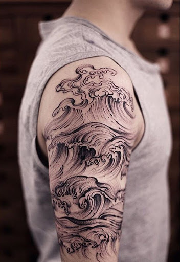 Refrescante manga tatuagem sobre as ondas. As ondas olhar absolutamente deslumbrante como eles inicial da esquerda para a direita e da frente para trás. Parece simples, mas ao mesmo tempo ele tem uma real e divertido vibe.