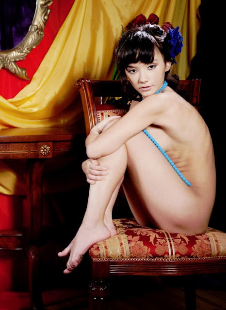 Эротические снимки на www.eroticaxxx.ru Скромная и милая голая девственница эротика с Bettina 18+