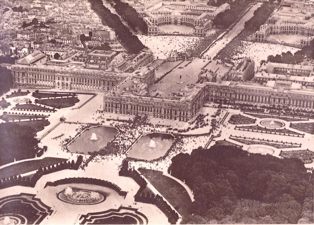 Imagine din avion a Palatului de la Versailles, luată în ziua semnării Tratatului de Pace cu Germania, 28 iunie 1919 78 Colecţia Th. Rogin