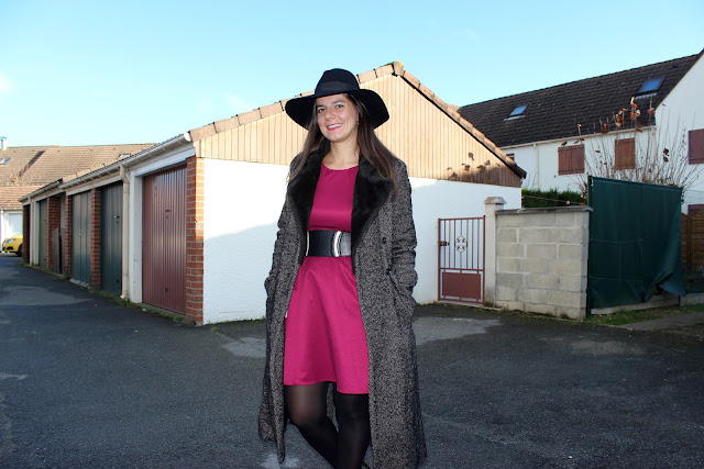 manteau long mango, robe framboise naf naf, fedora noir headict