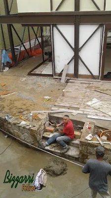 Bizzarri fazendo a execução da escada de pedra com as pisadas com pedra Carranca tipo cacão e nos espelhos da escada com pedra moledo tipo chapinha com as muretas de pedra ao lado. 04 de novembro de 2016.