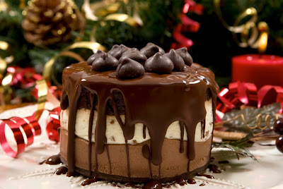 Delicioso pastel de chocolate en la cena de Navidad