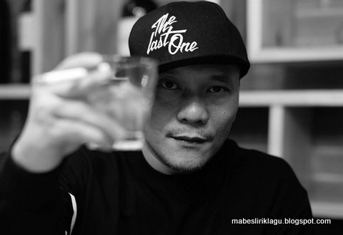 Lirik Lagu Iwa K - Bebas | Mabes Lirik