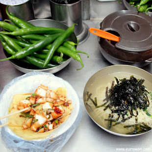 Empanadillas napjakmandu sin relleno y fideos coreanos