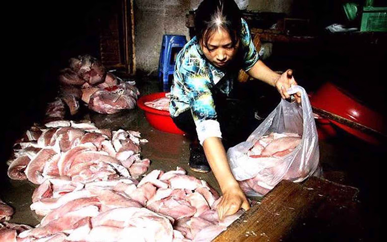 Carne estragada é retirada de loja na província de Fujian.
