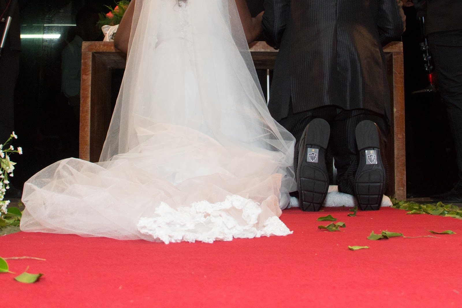 blog-de-casamento-história-de-amor-fé-cerimônia-noivos-ajoelhados historia-amor-fe-cerimonia-noivos-ajoelhados