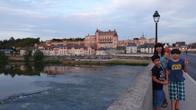 a bela cidade de Amboise, com o rio Loire em primeiro plano