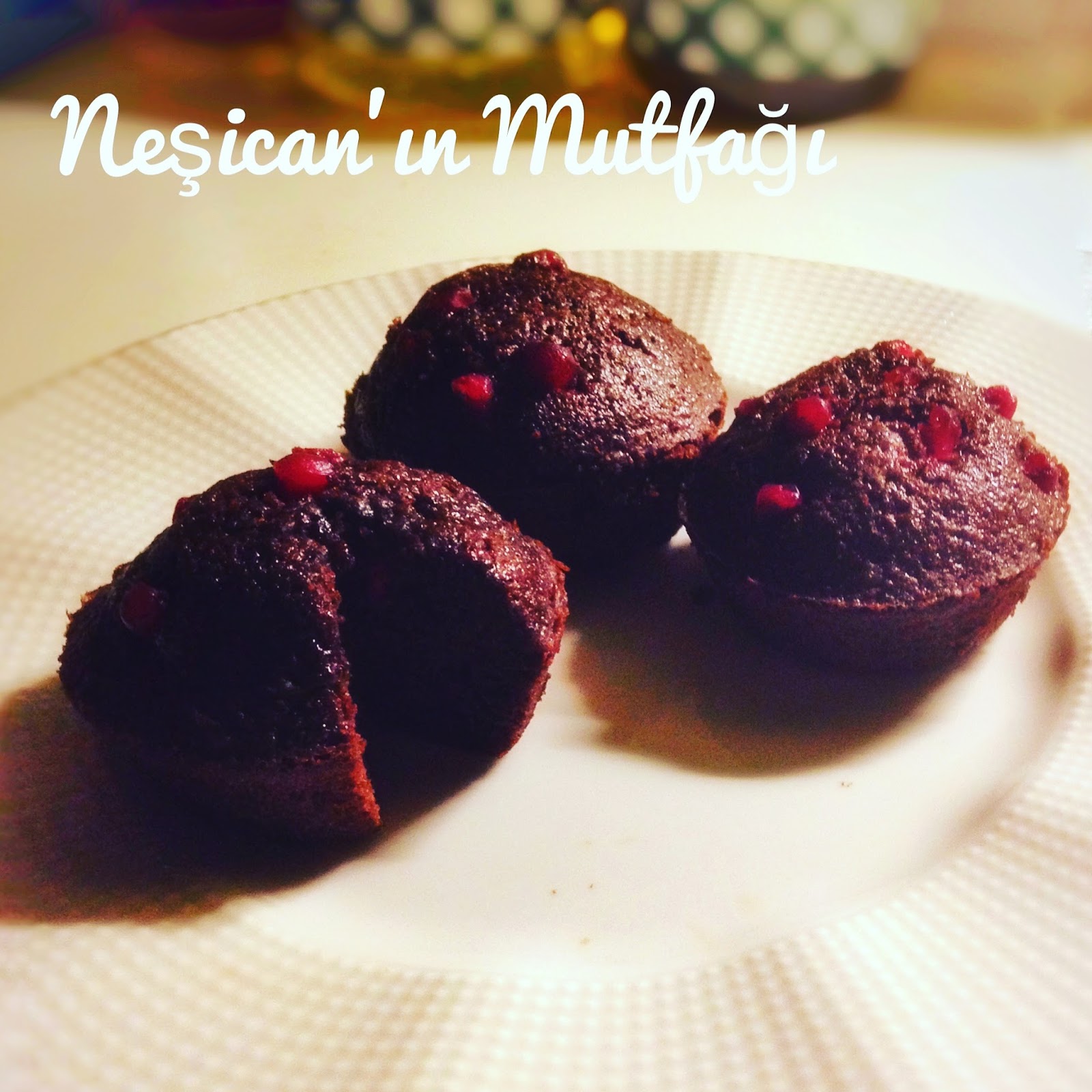 Neşican�ın Mutfağı İçi Çikolatalı Dışı Nar Parçalı Muhteşem Kek