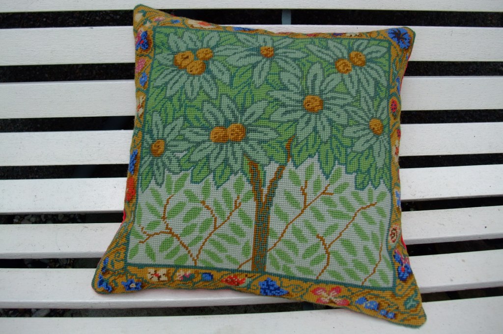 A N D A M E N T O Blocking and Backing the Tapestry Cushion