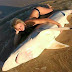 Μια έφηβη κοπέλα καβαλάει ένα νεκρό καρχαρία που ξεβράστηκε σε παραλία της Αυστραλίας.