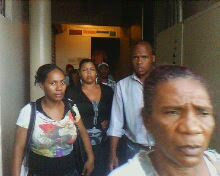 Familiares y amigos asisten al proceso judicial de la muerte de Juan Esterlin Feliz 