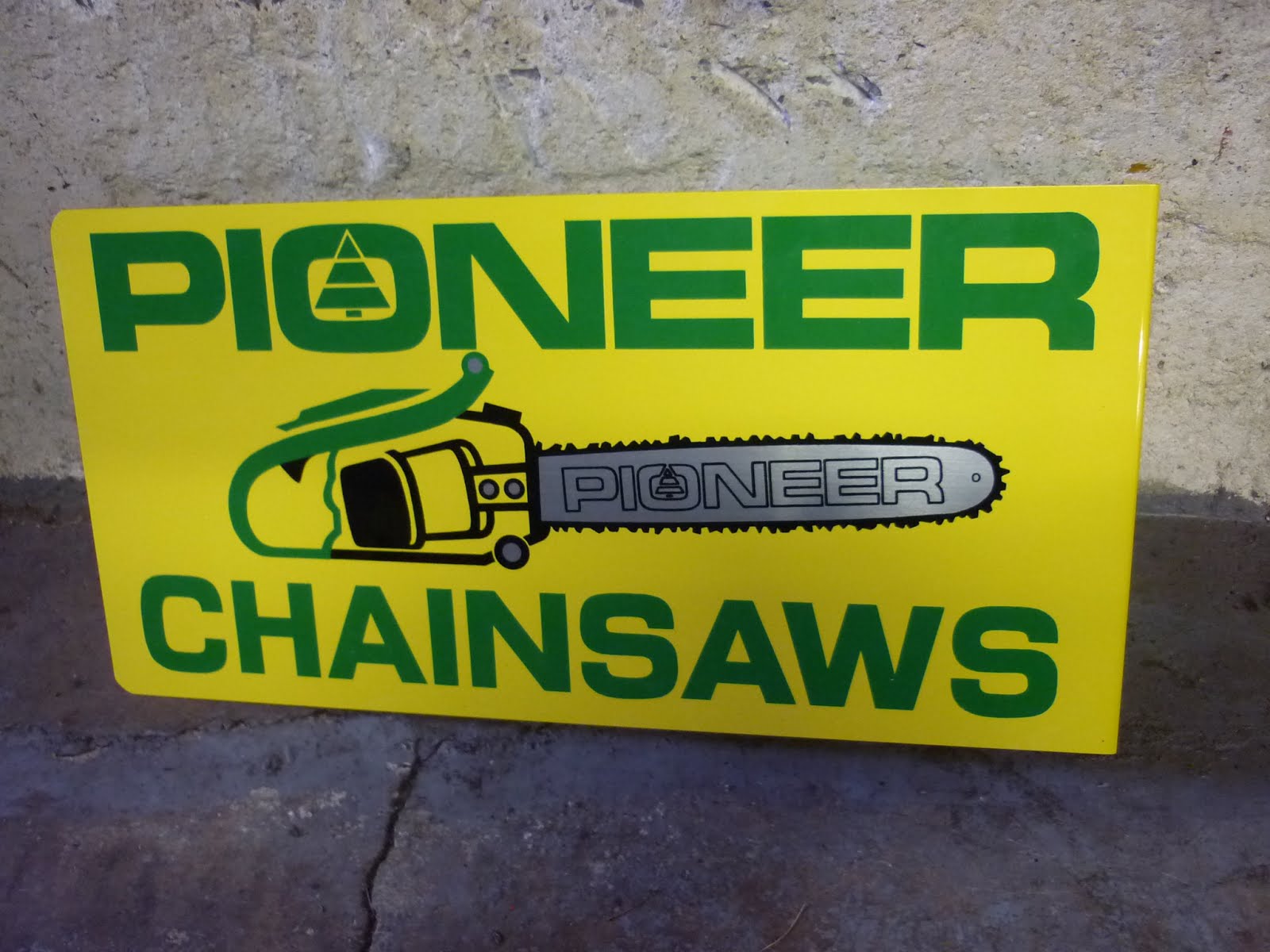 VINTAGE CHAINSAW COLLECTION CHAINSAW SIGNS COLLECTION. (PICTURES).