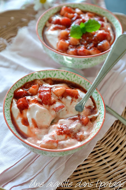 Poêlée de fraises au vinaigre balsamique sur crème aérienne