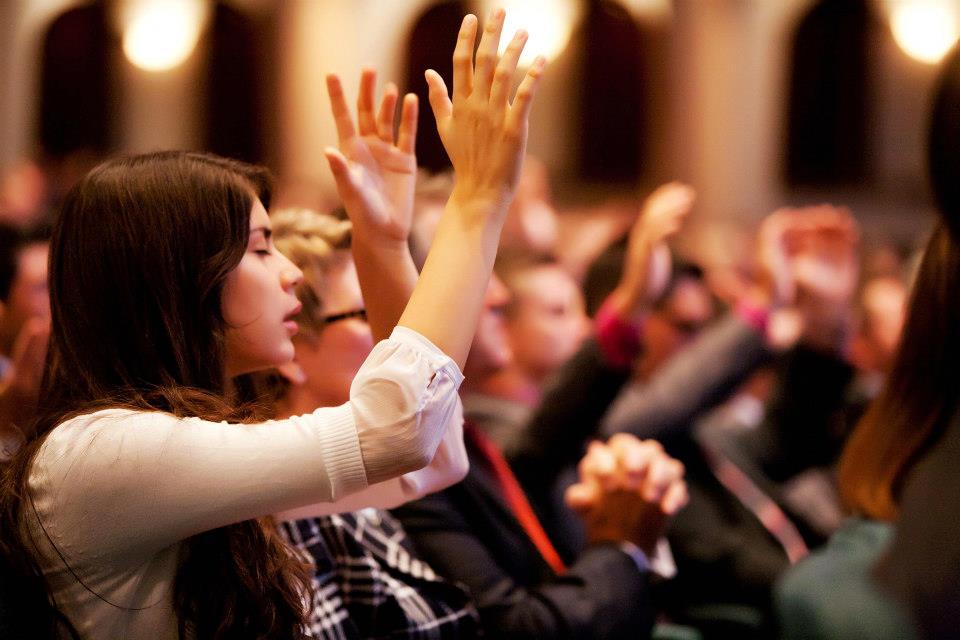 [Image: mulher-vive-mais-tempo-na-igreja.jpg]