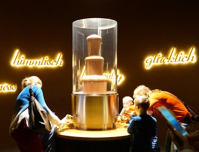 Die 7 schokoladigsten Gründe für einen Besuch im Chocoversum. Im ersten Raum des Schokoladenmuseums in Hamburg wartet ein riesiger Chocobrunnen auf Euch. Natürlich dürft Ihr probieren! Die 7 schokoladigsten Gründe für einen Besuch im Chocoversum. Im ersten Raum des Schokoladenmuseums in Hamburg wartet ein riesiger Chocobrunnen auf Euch. Natürlich dürft Ihr probieren!
