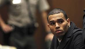 Chris Brown fue liberado en París, pero las investigaciones siguen