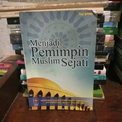 Contoh Teks Resensi Buku Non Fiksi Teks Resensi Buku Non Fiksi Menjadi Pemimpin Muslim Sejati