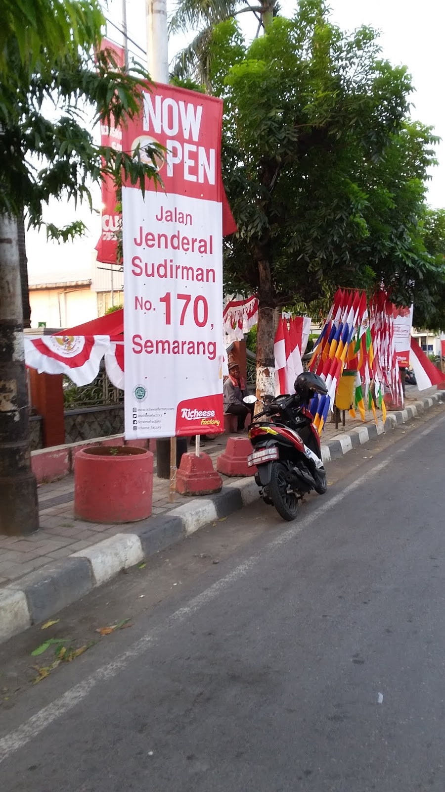 Umbul Umbul Opening Richeese Factory Outlet Sudirman Semarang