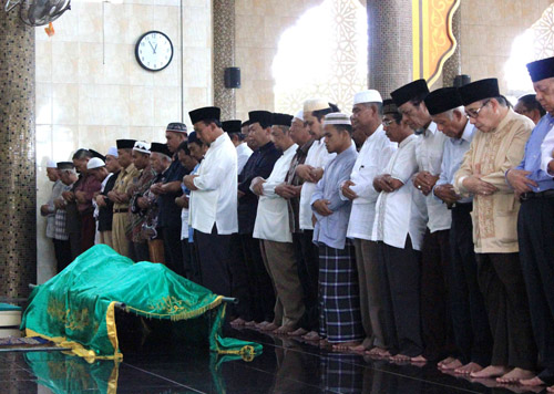 Subhanallah! Meski Diatas Kasur, Pemuda Ini Masih Tetap Shalatkan Jenazah Sang Ayah