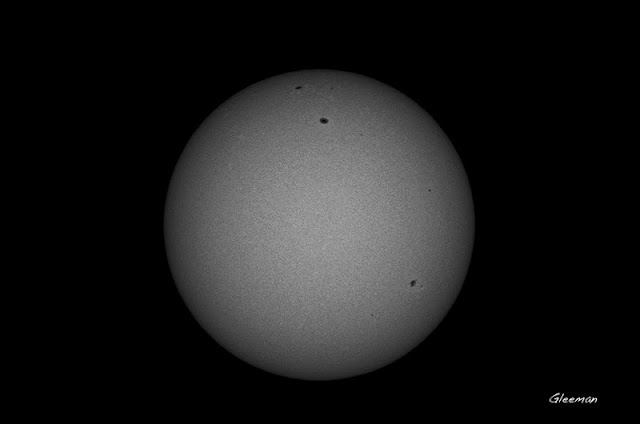 黑白加強處理後，太陽米粒組織更明顯。solar granulation and sunspot  Pentax 75SDHF ND400x2 Baader solar continuum filter  Televue Powermate 2.5x Pentax k5