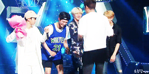 박보검과 함께 앵콜무대하는 비스트. (feat.일동 우쭈쭈) | 인스티즈