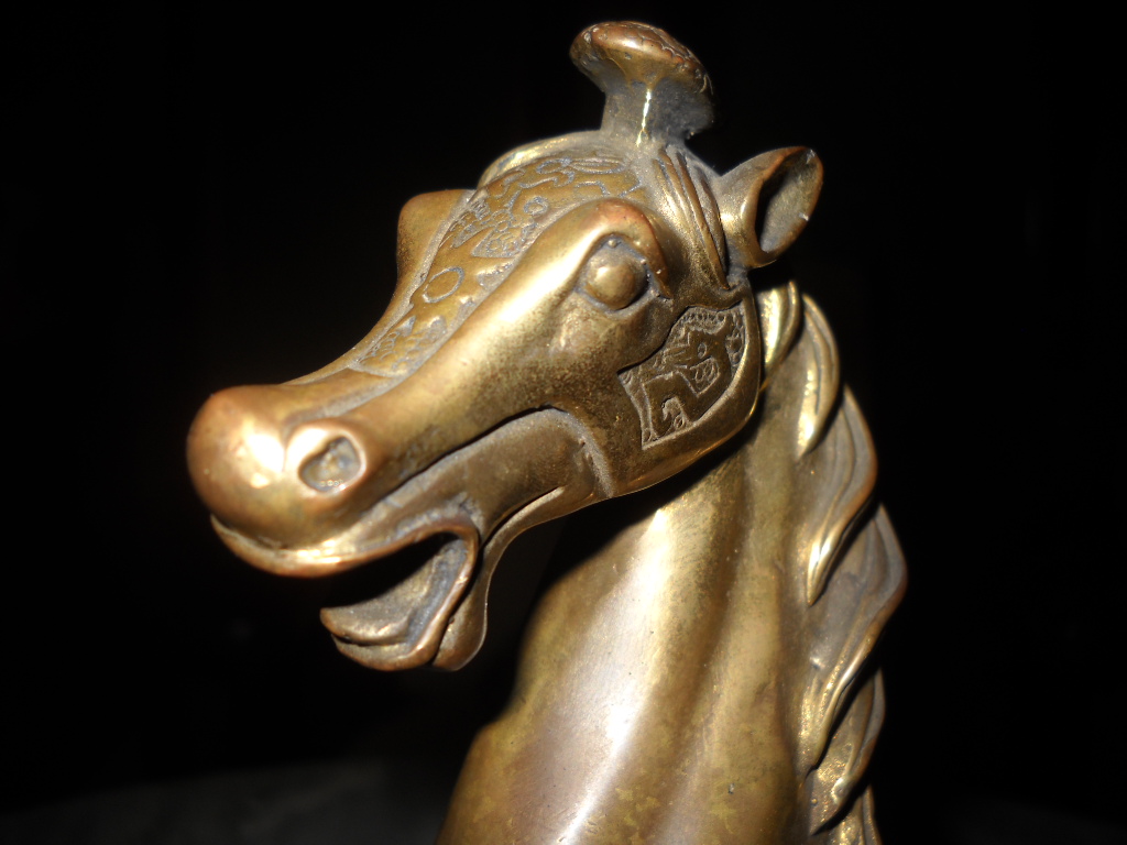 Barang sepuh: patung kuda