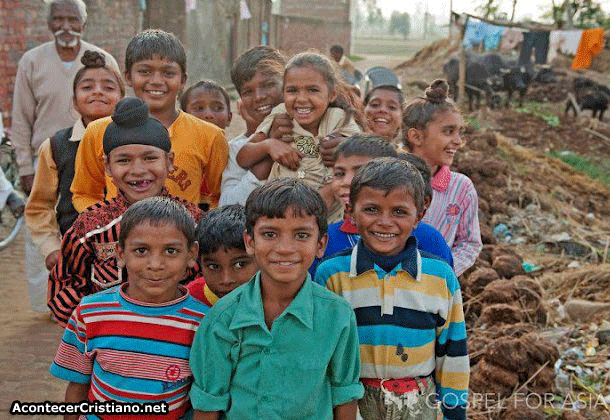 Niños pobres y marginados en la India reciben ayuda
