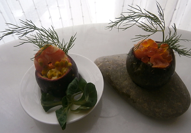 Fruta de la pasión con langostinos