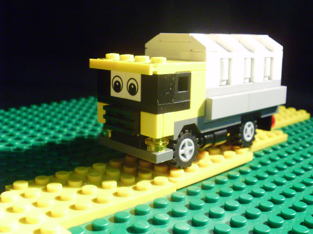 MOC LEGO camião versão Cars na estrada e no campo