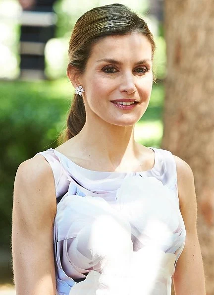 Queen Letizia wore Hugo Boss floral dress and Magrit Shoes, carried Felipe Prieto clutch bag at the Students Residence