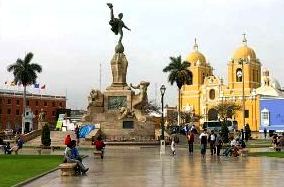 Plaza de Armas de Trujillo Foto de la Plaza de Armas de Trujillo de día
