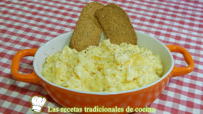 Receta fácil y económica de huevos revueltos muy jugosos